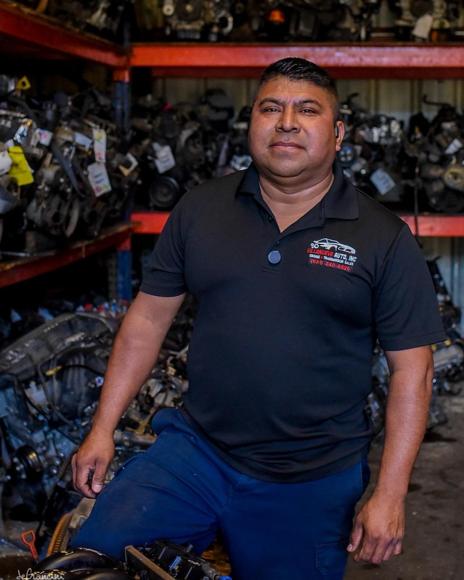 Cirilo Leonardo Villanueva, dueño de Villanueva Auto, Inc., en la bodega de piezas en Salinas, California