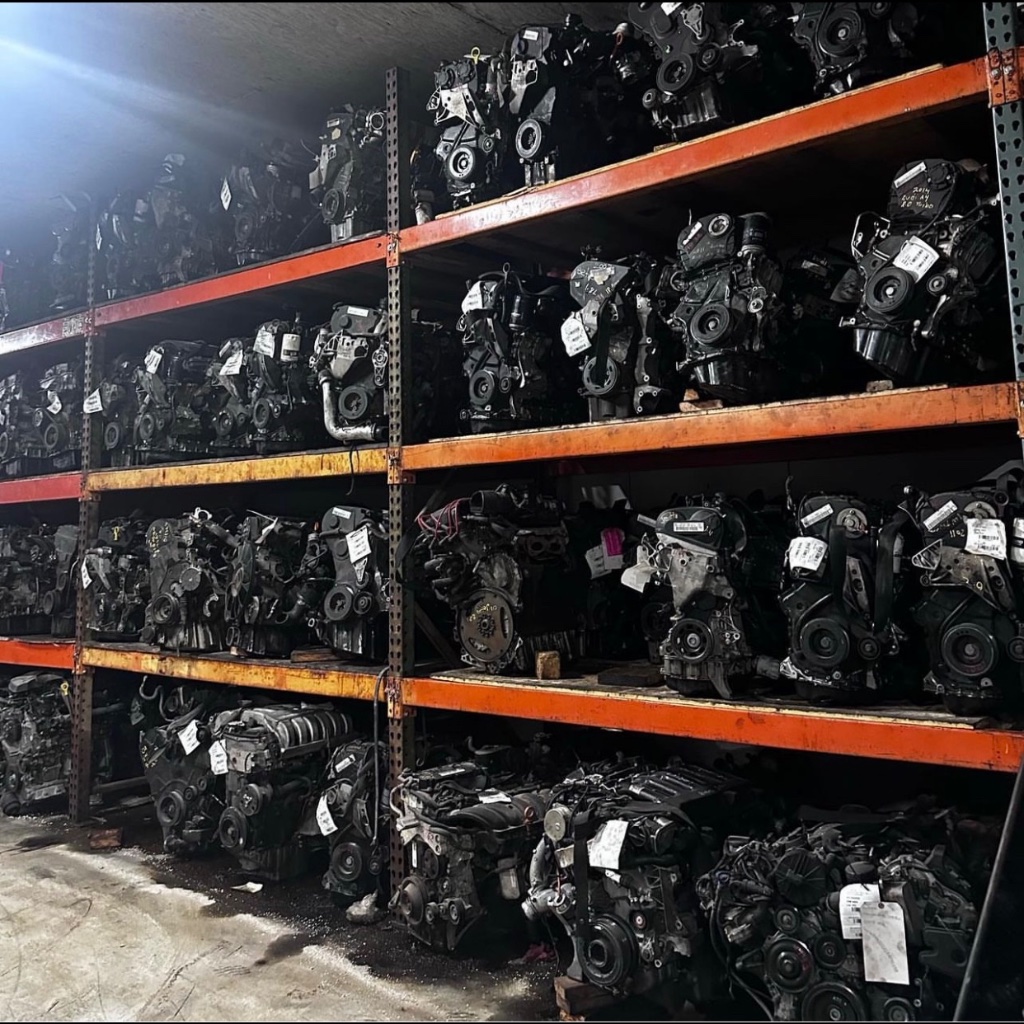 Estantes de bodega llenos de motores usados probados en Villanueva Auto en Salinas