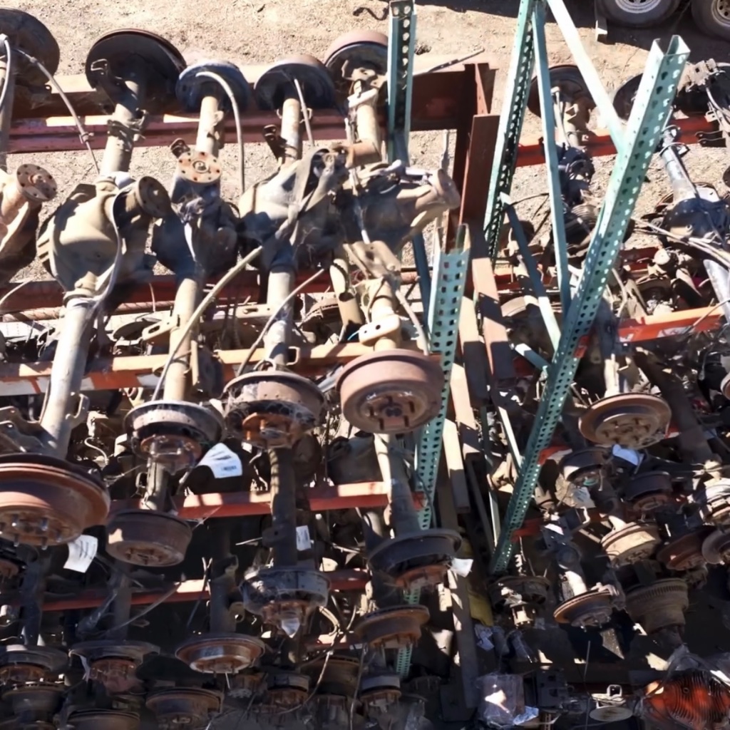 Estantes de bodega con motores usados y autopartes en Villanueva Auto en Salinas, California